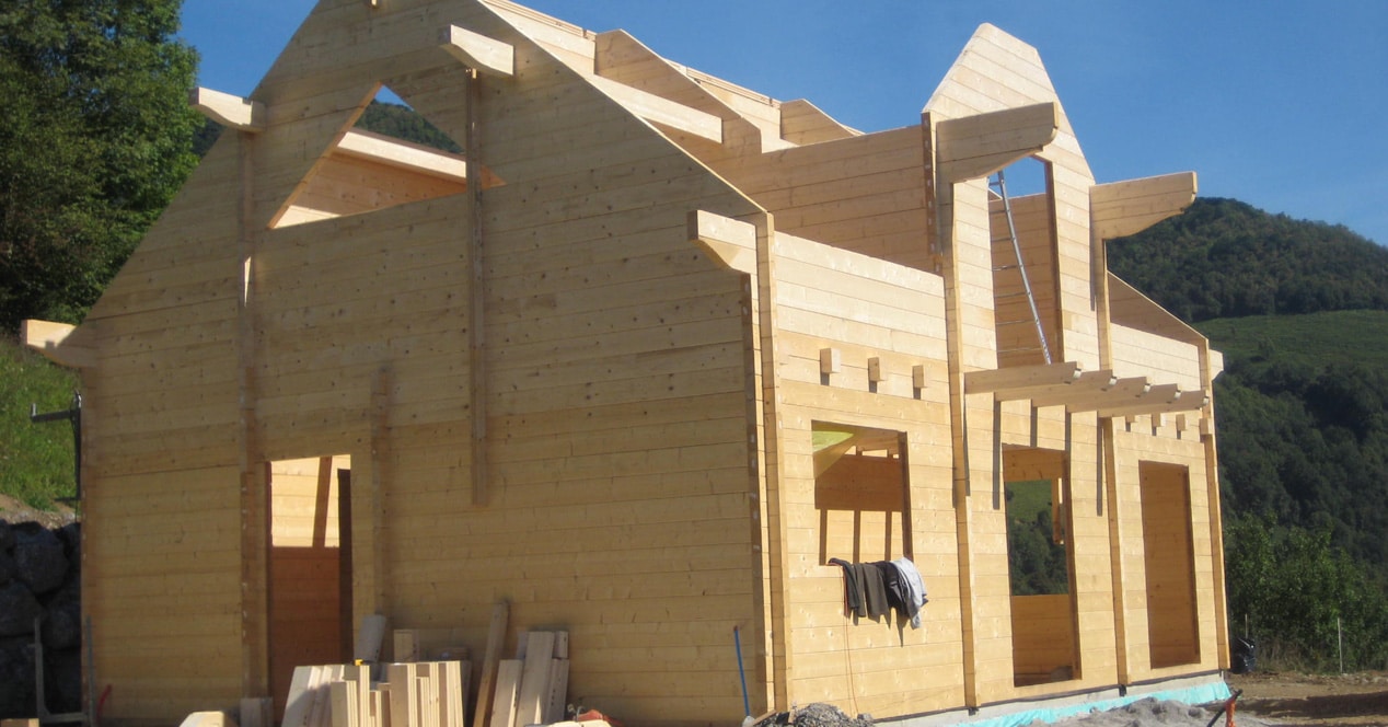 Chantier de construction d'une maison en bois